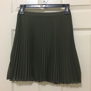 NWOT Hollister pleated olive green skirt !! Size S